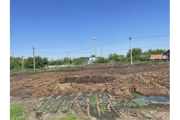 «Вонючая проблема»: в Новомосковске кучи навоза складировали прямо под окнами жилых домов