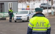 В Новомосковске инспектор ДПС обманул водителя и получил с него взятку