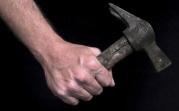 Житель Новомосковска рано утром захотел выпить и, угрожая молотком, ограбил магазин