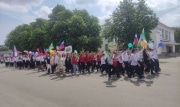С барабанами и песнями: в Узловой сотни ребят прошли маршем по площади