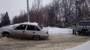 В Новомосковске пьяная девушка на угнанной машине въехала в сугроб