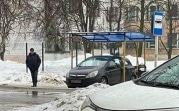 В Новомосковске Opel въехал задом в автобусную остановку и «присел» на лавочку