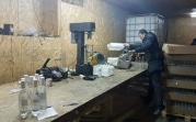 В Алексинском районе работал цех по производству поддельного алкоголя