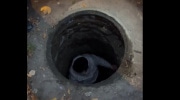 В Новомосковске женщина упала в открытый люк
