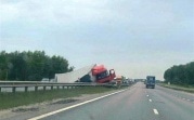 В Тульской области на трассе М-4 перевернулась фура