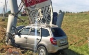 В Тульской области уснувший водитель протаранил стелу автозаправки