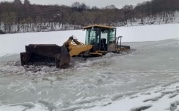 В Богородицке затонувший в пруду бульдозер вмерз в лед