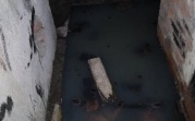 В Узловой в подвале многоквартирного дома уже месяц «бассейн» из канализации