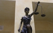 В Новомосковске женщина заплатит за неприличный комментарий в адрес полиции
