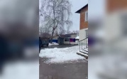 «Едва не упало на голову»: в Дубовке вновь с крыши дома рухнул снег и лед
