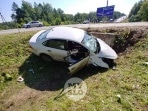 Под Тулой на трассе М-2 водитель снес дорожный знак и улетел в кювет