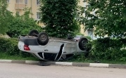 В Новомосковске после двойного ДТП перевернулась «Лада Гранта»
