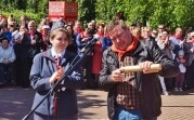 В Новомосковске торжественно вскрыли капсулу с посланием из 1979 года