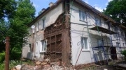 В Новомосковске после начала капитального ремонта обрушилась облицовка стены 2-этажного дома