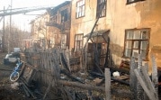 Пожар из-за пала травы уничтожил многоквартирный дом в Донском