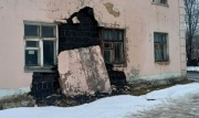 В Новомосковске у дома обвалилась часть стены