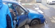 Легла \"на брюхо\": в Богородицке машина провалилась в дорогу