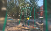 В одном из дворов Новомосковска поставили чудо-качели для великанов