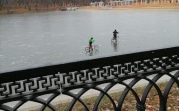В Богородицке мальчишки катались по тонкому льду на велосипедах