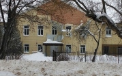 На бывшем здании роддома в Донском обрушилась обшивка фасада