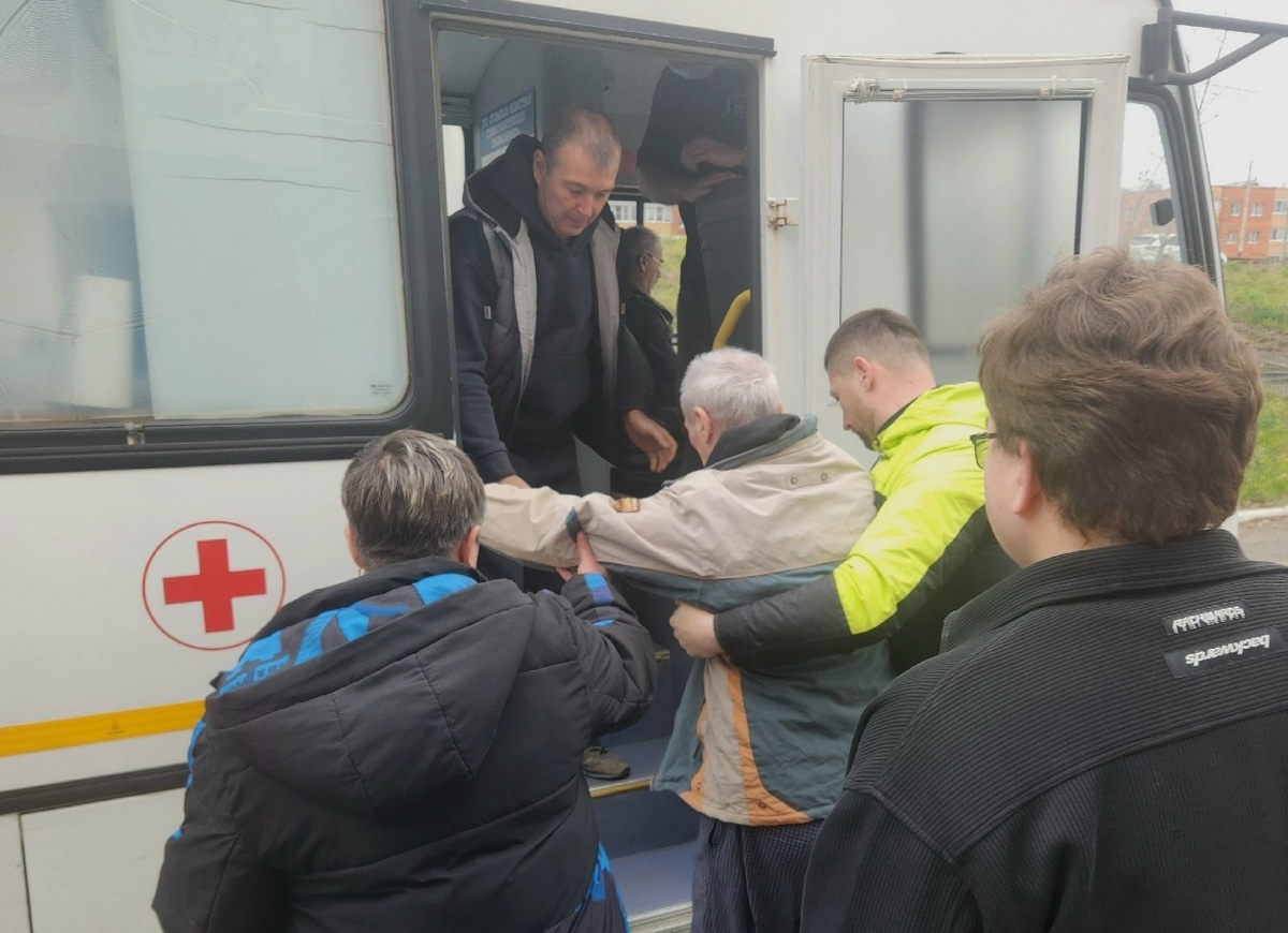 К подопечным новомосковского пансионата приехали специалисты-стоматологи