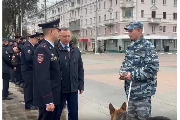К зиме готовы: в городе Новомосковск состоялся строевой смотр сотрудников ОМВД