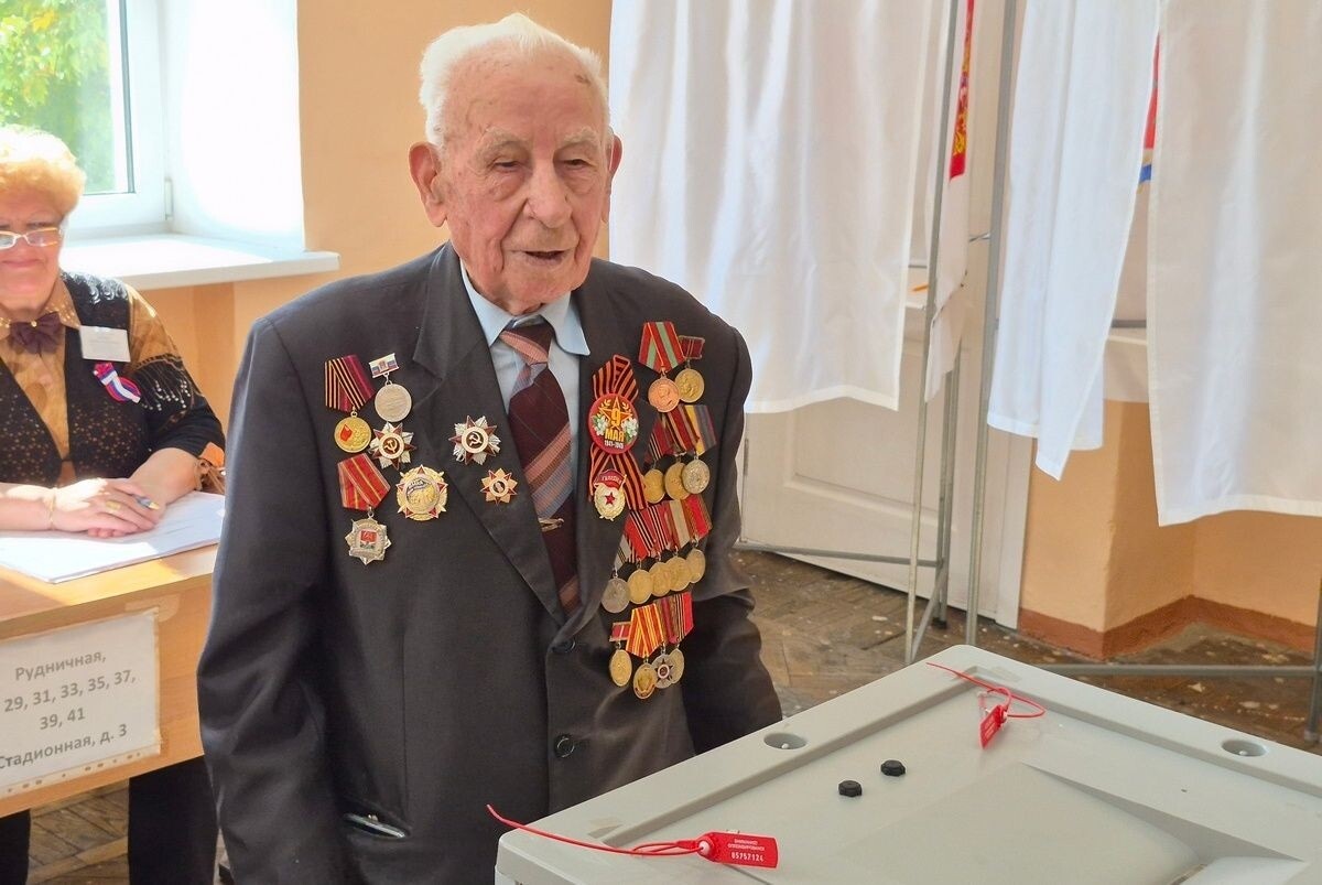 Несмотря на вековой юбилей: ветеран из Новомосковска приехал на выборы сам