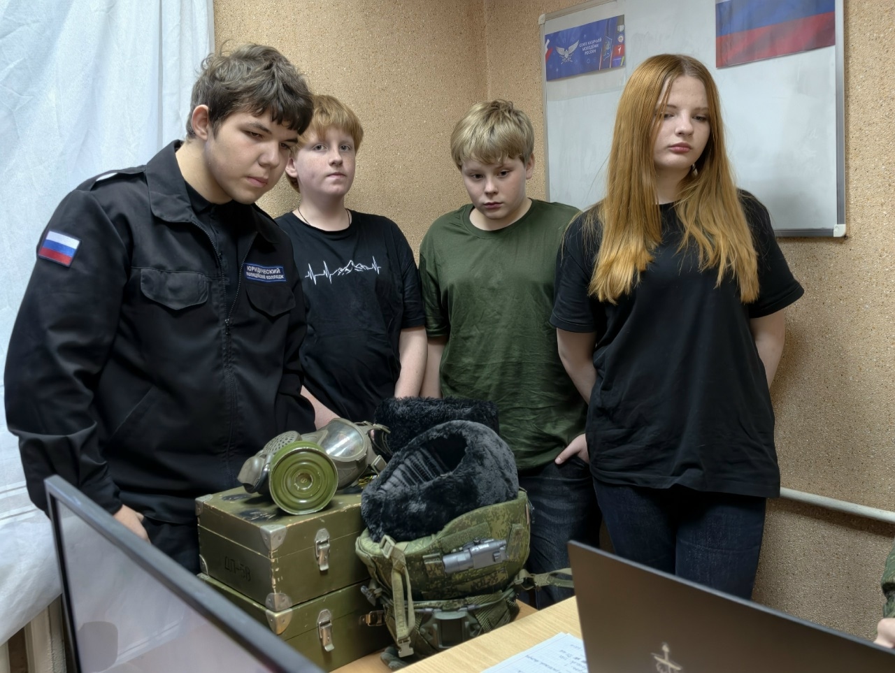 Новомосковские юные казаки познакомились с устройством дронов