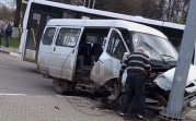 В Новомосковске маршрутка врезалась в столб