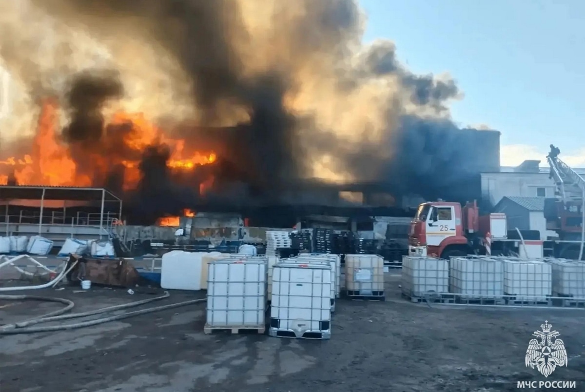 Пожарные сегодня боролись с огнем на одном из предприятий Новомосковска