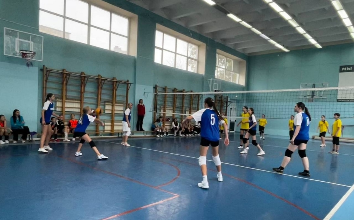 В Новомосковске проводят волейбольное первенство школьной лиги