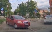 В Новомосковске спешащий на парковку водитель повернул под «кирпич»