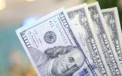 Россиянам запретили вывозить из страны наличные на сумму более 10 тысяч долларов
