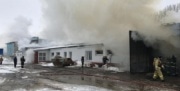 25 пожарных почти полтора часа тушили полыхавшее здание в Новомосковске
