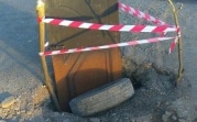 В Богородицке провал на дороге обозначили дверью