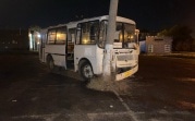 «Забыл, что за рулем?»: в Новомосковске ПАЗ въехал в столб