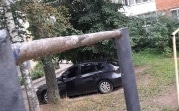 Бабуля против спортсменов: кто измазал турник смолой и песком в узловском дворе?