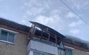 В Новомосковске сотрудники УК сломали балкон, пытаясь очистить его от сосулек