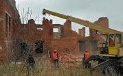 В Новомосковске по решению суда сносят опасный недострой