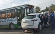 В Новомосковске автобус протаранил кроссовер