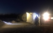 На трассе под Новомосковском опрокинулась фура