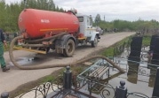 С кладбища в Новомосковске начали откачивать воду