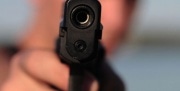 В Новомосковске студент приставил пистолет к виску друга прямо в учебном классе