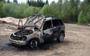 В поле под Алексином в сгоревшей «Ниве» найден труп человека