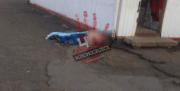 В Новомосковске прямо на улице лежал прикрытый пленкой труп