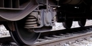 Поезд влетел в легковушку на переезде в Тульской области