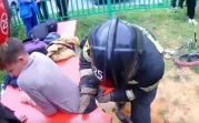 В Новомосковске на детской площадке застрял ребенок