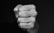 Житель Узловского района угрожал убить соседку тяпкой