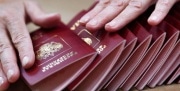 Почти 60% россиян не доверяют электронным паспортам