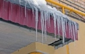 Трое жителей Тульской области этой зимой получили травмы из-за падения наледи с крыш